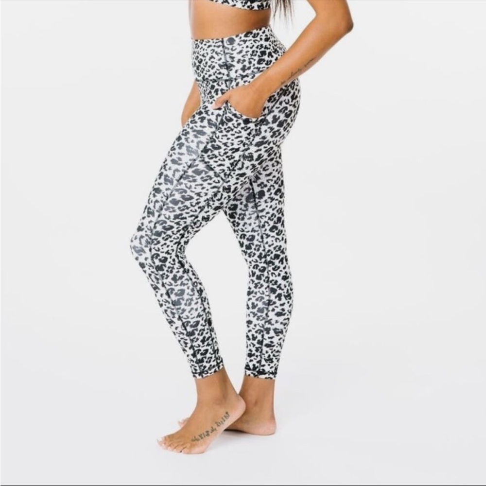 ZYIA ACTIVE 7/8 BRILLIANT SNOW LEOPARD LEGGINGS 6-8